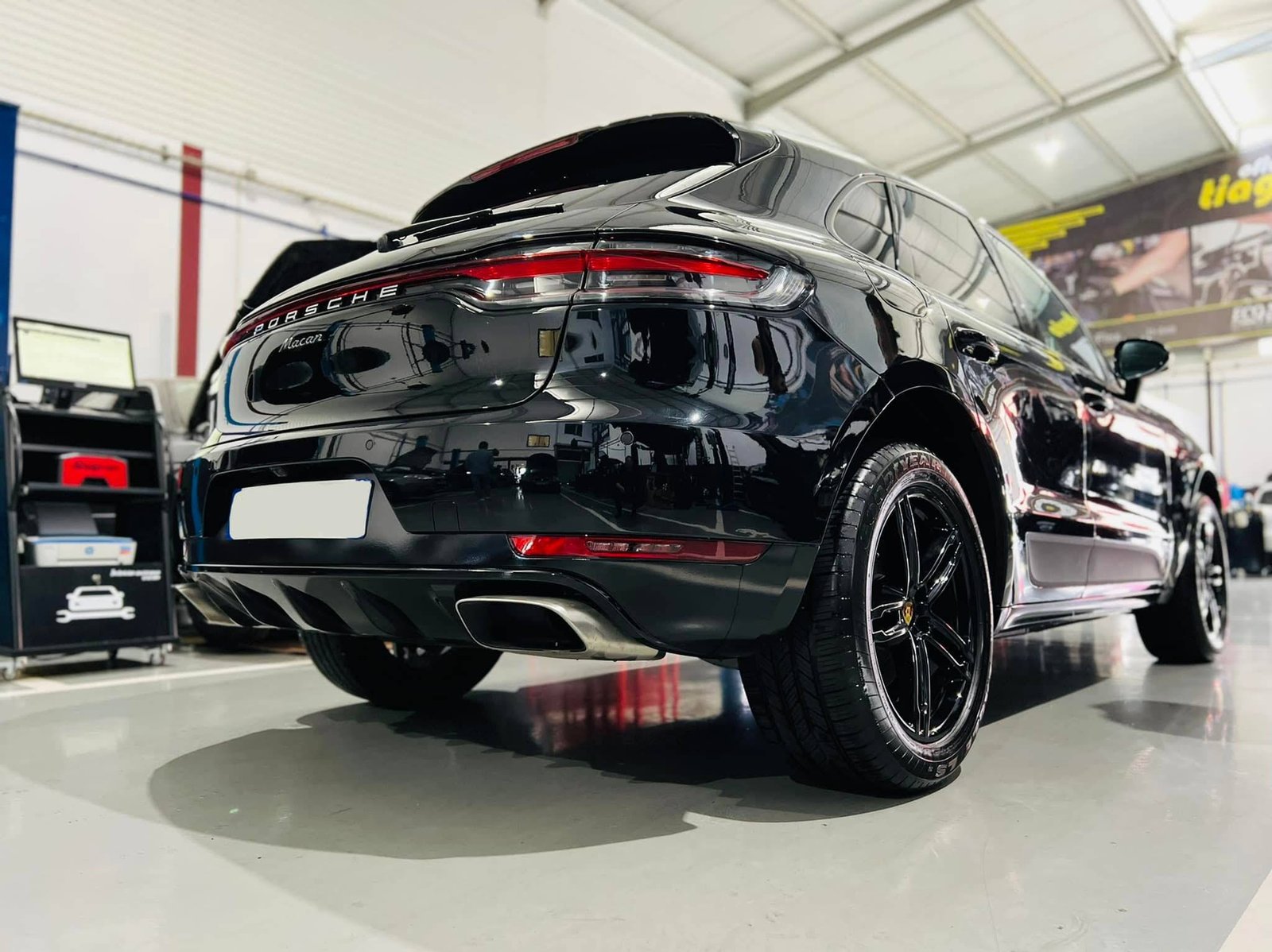 Automóvel em manutenção na Tiagorochauto
